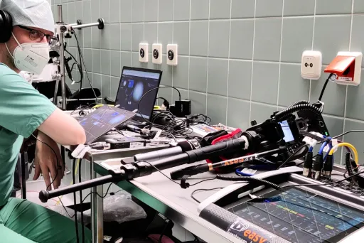 Livestreamingtechnik und Techniker im Operationssaal