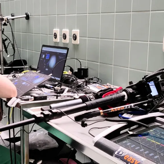 Livestreamingtechnik und Techniker im Operationssaal