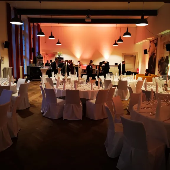 Aula mit runden Tischen für ein Abend Event