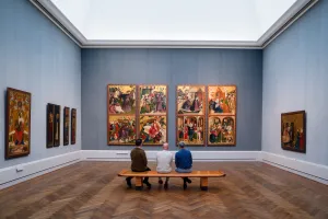 Gruppe befreundeter Männer in der Gemäldegalerie