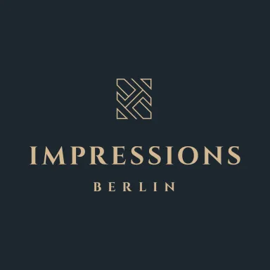 Beiges Logo mit Muster und Text "Impressions Berlin" auf dunkelblauem Hintergrund.