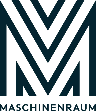 Logo mit stilisiertem doppeltem „M“ und dem Schriftzug „MASCHINENRAUM“ darunter.
