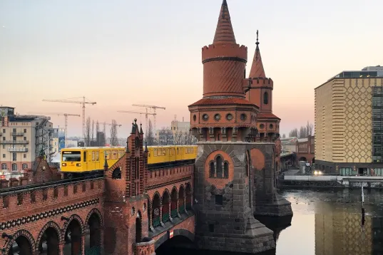 U-Bahn Linie 1 überquert die Oberbaumbrücke, bei Abenddämmerung