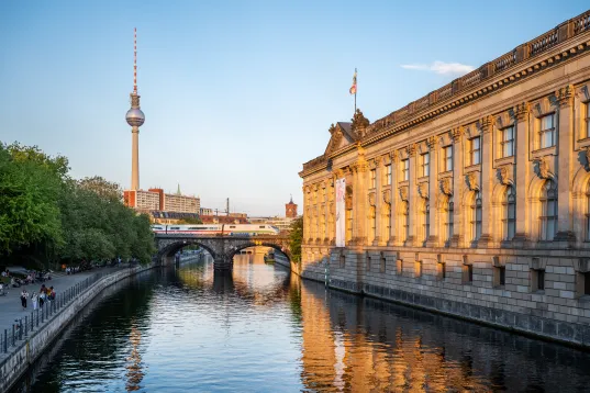 ICE am Bode-Museum vor Fernsehturm und Rotem Rathaus